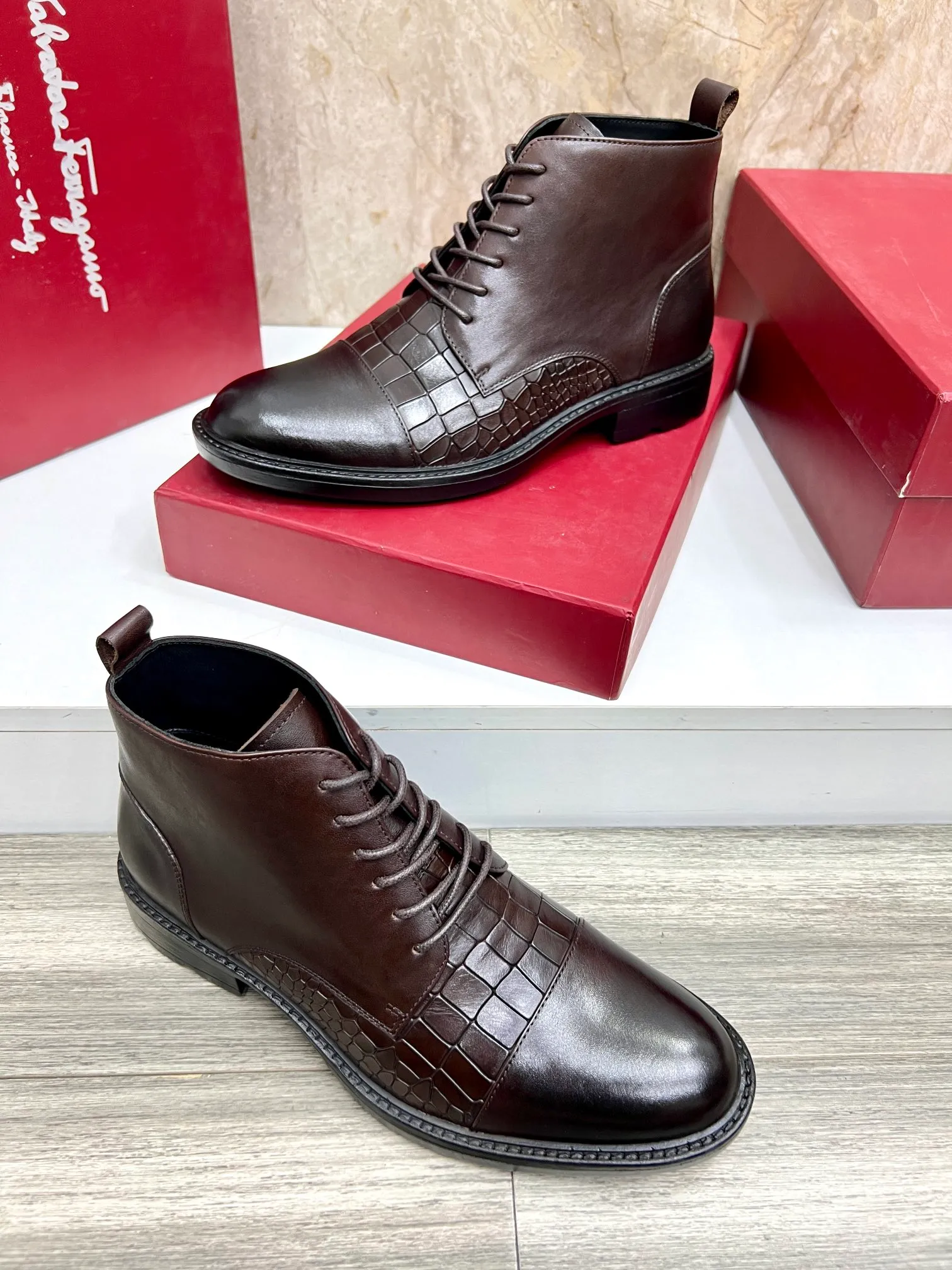 Original order quality: Men's shoes 💰700 Brand: Ferragamo (Ferragamo) One size larger: Men's size 38-44 (45 customized) Grade: Same style as the official website High-end men's shoes Material: Original cowhide, cowhide lining, original outsole Style category: Chelsea men's boots Fashion trend Color: Actual picture